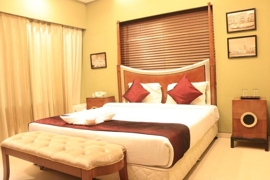 Jalsa Hotel & Banquets,印多尔 外观 照片