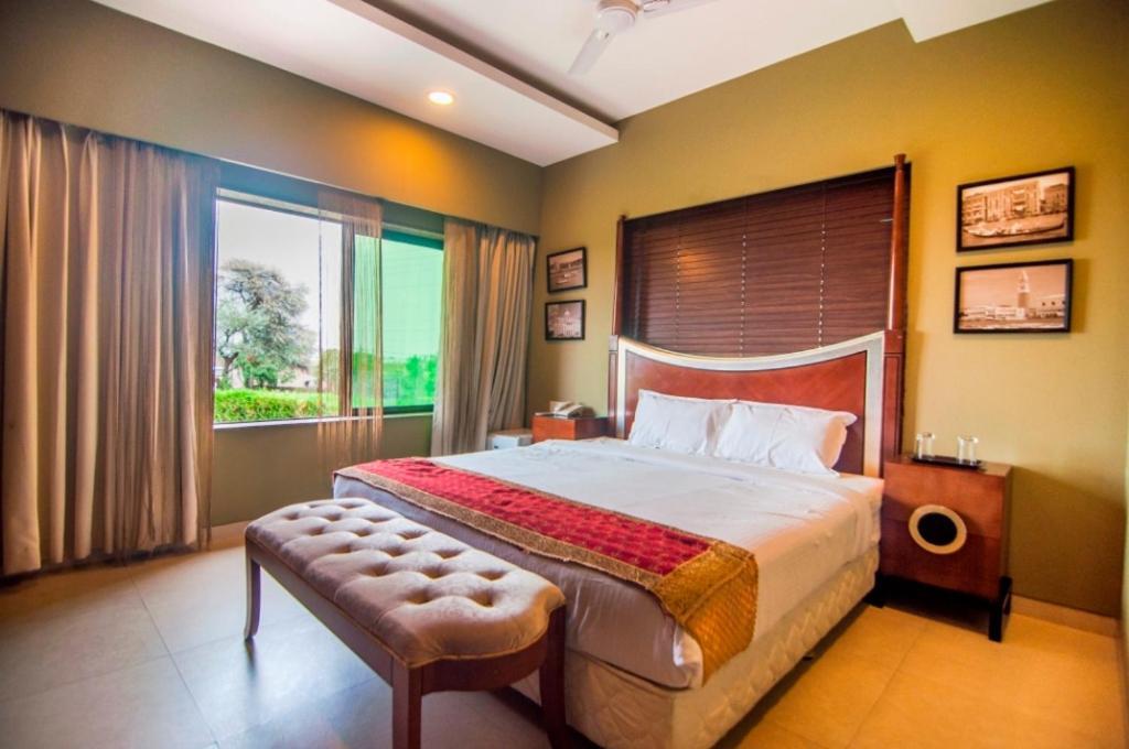 Jalsa Hotel & Banquets,印多尔 外观 照片