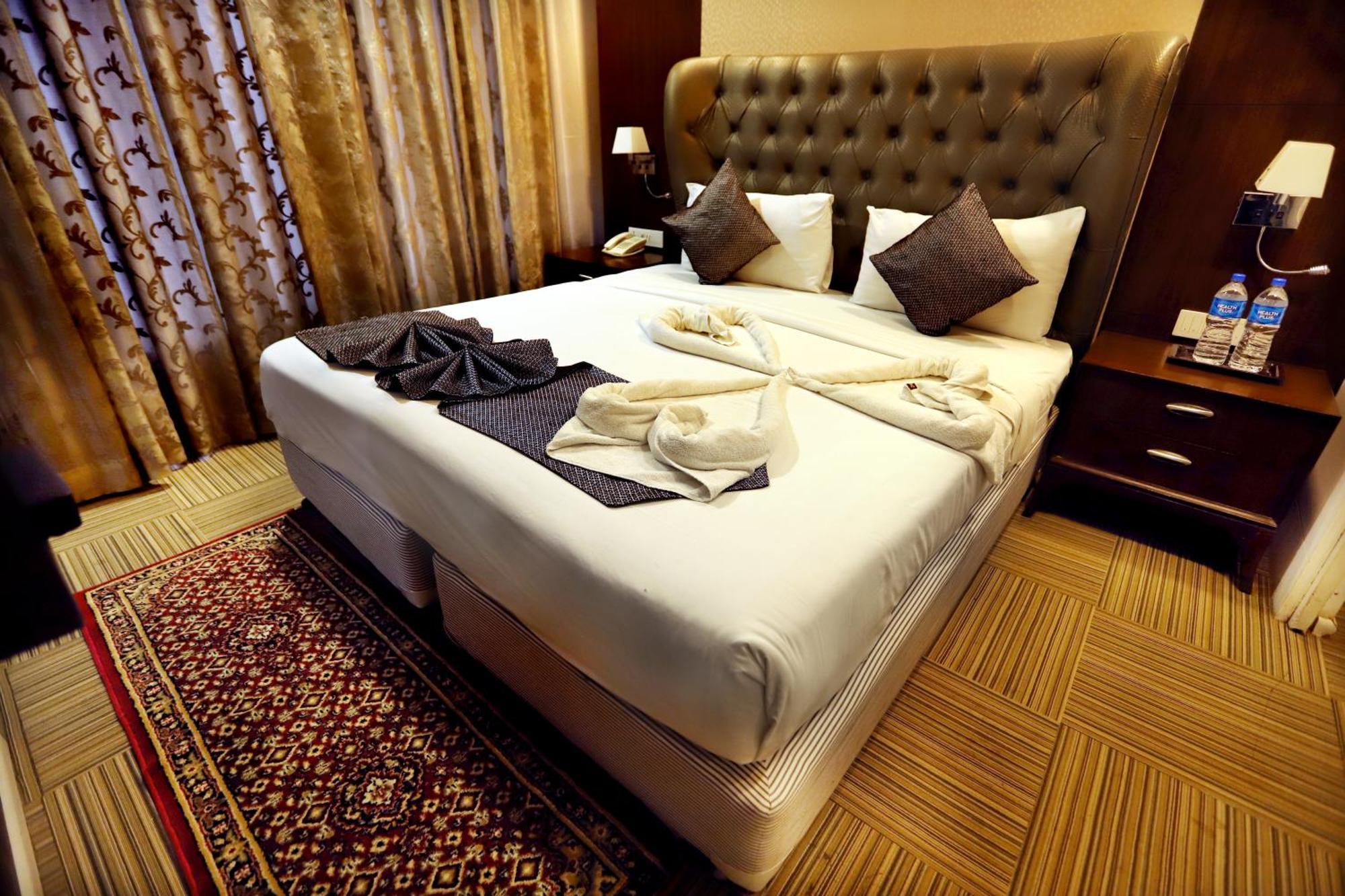 Jalsa Hotel & Banquets,印多尔 外观 照片