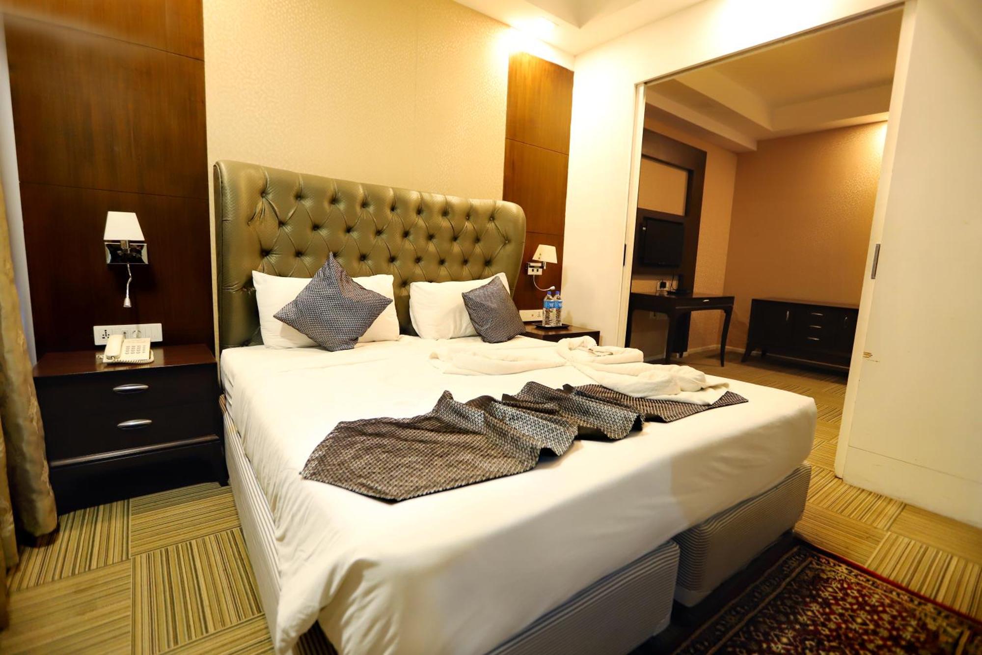 Jalsa Hotel & Banquets,印多尔 外观 照片