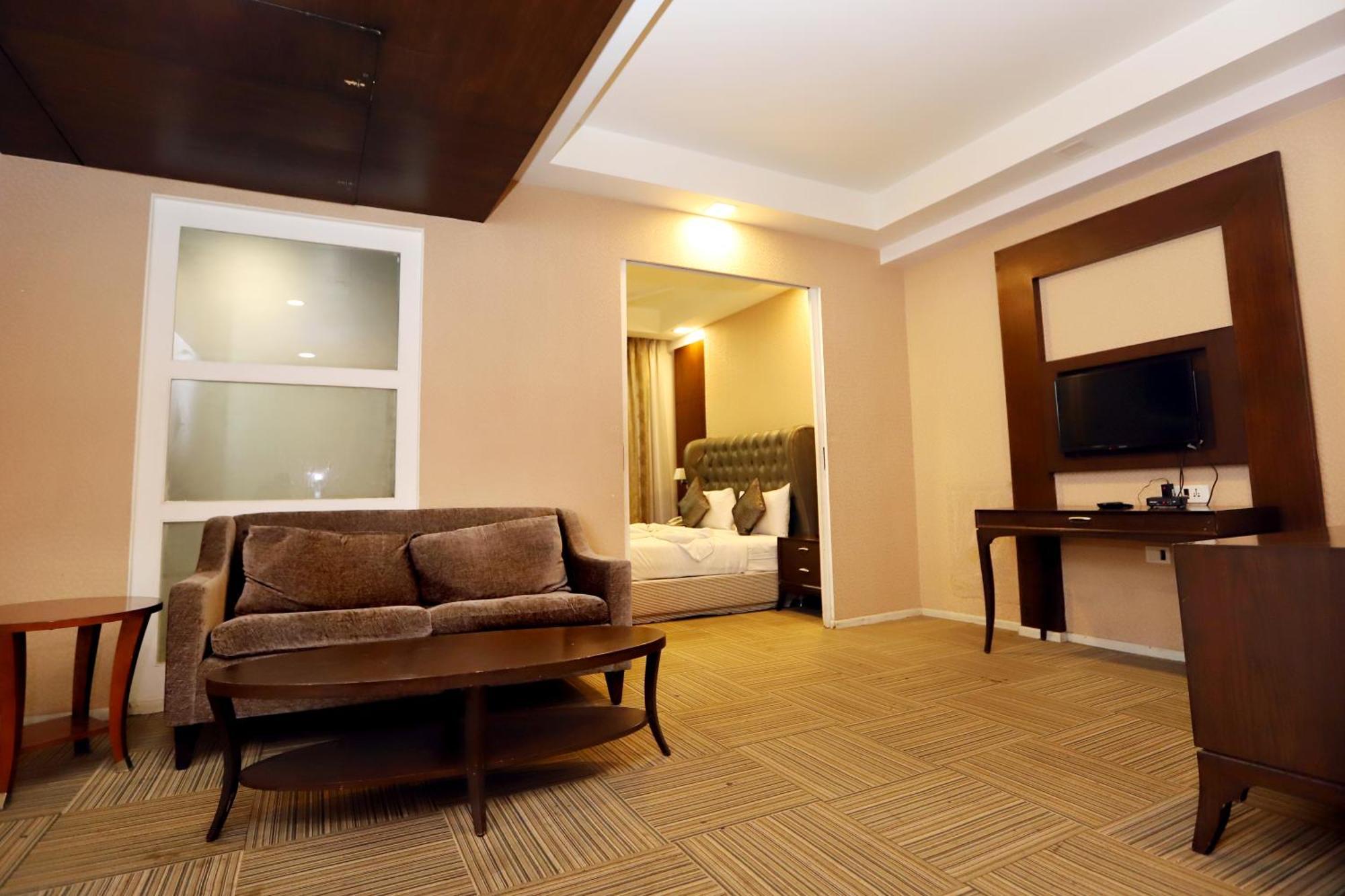 Jalsa Hotel & Banquets,印多尔 外观 照片