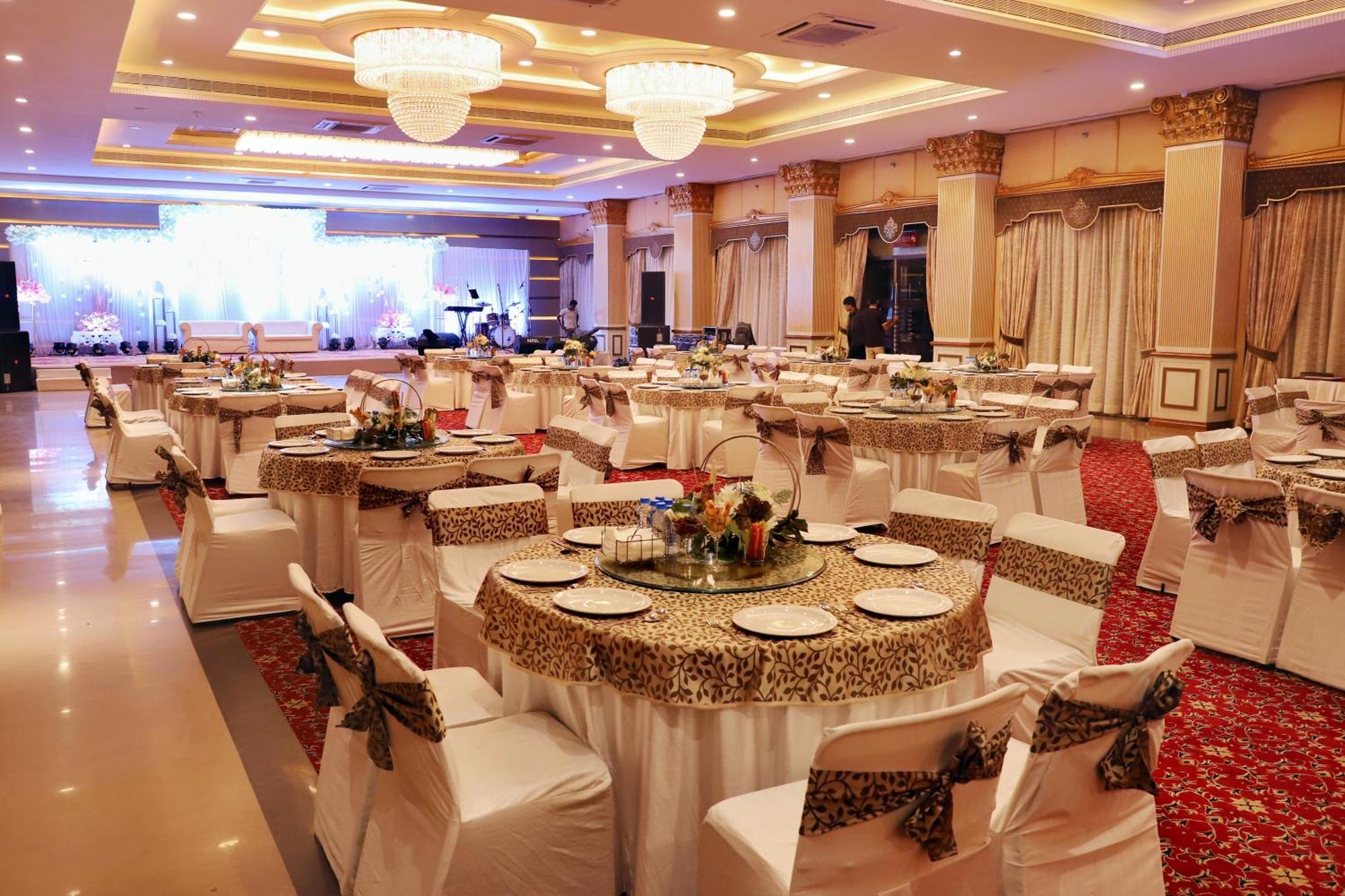 Jalsa Hotel & Banquets,印多尔 外观 照片