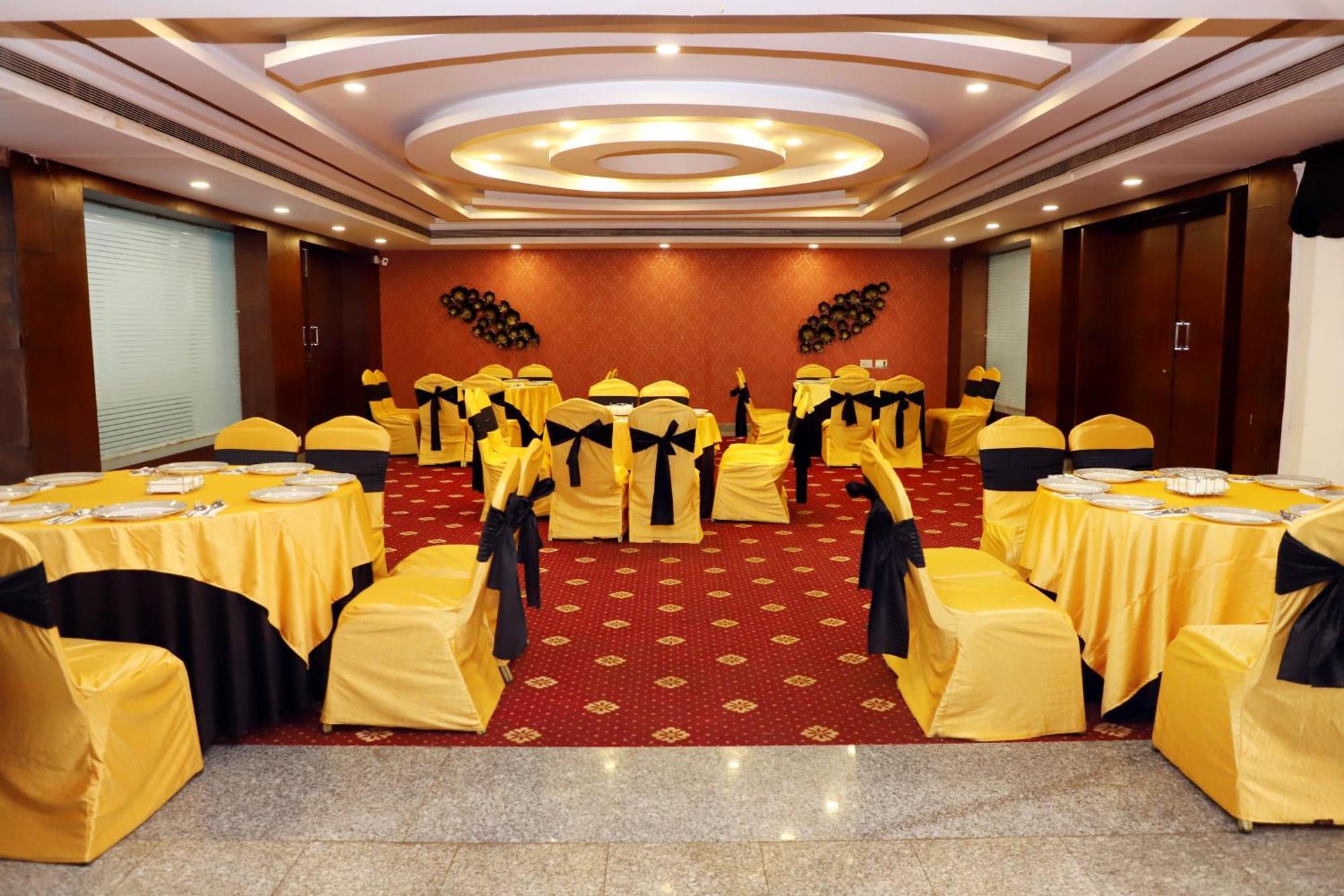 Jalsa Hotel & Banquets,印多尔 外观 照片